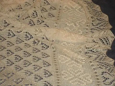 kolmnurk südametega beež lähedalt